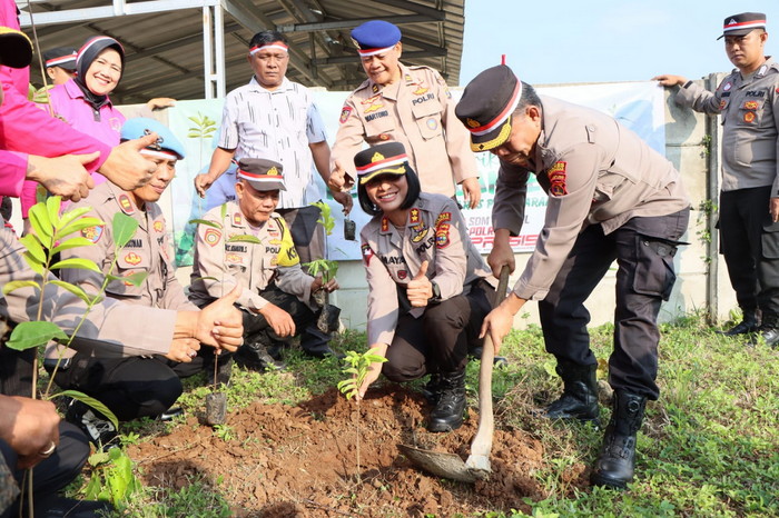 Polres Pesawaran Laksanakan Program Polri Lestarikan Negeri, Penghijauan Sejak Dini