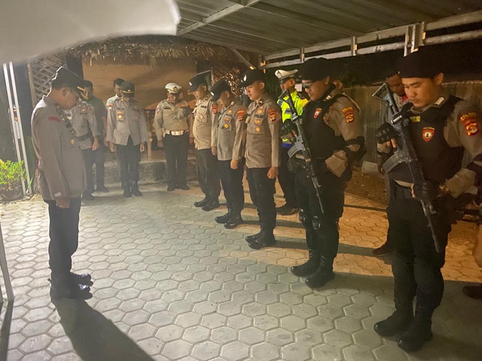 Pleton Siaga Regu III Polres Pesisir Barat patroli dan razia di malam minggu