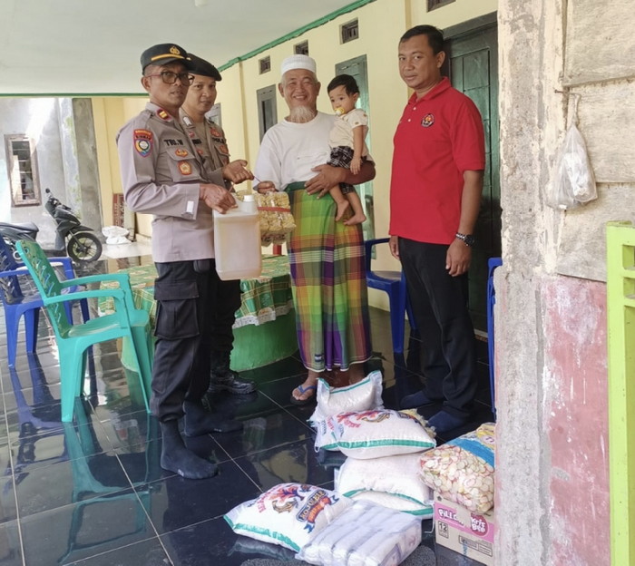 Polres Pesisir Barat Berbagi Berkah
