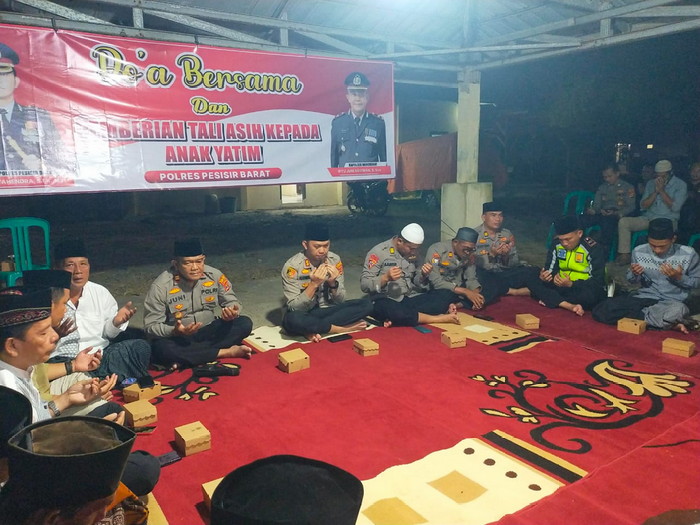 Polres Pesisir Barat doa bersama dan berikan tali asih kepada anak yatim