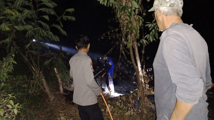 Polsek Pesisir Selatan Polres Pesisir Barat  merespon cepat adanya kebakaran lahan