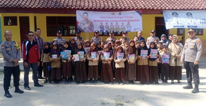 Polsek Pesisir Utara Peduli budaya Literasi distribusikan Buku tulis dan buku bacaan