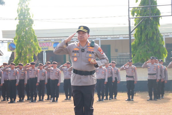 Upacara Hari Kesadaran Nasional, Kapolres Lamtim Berikan Penghargaan Personel Berprestasi