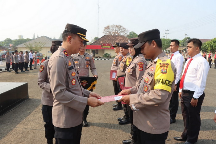 Polres Metro Berikan Penghargaan Kepada Satker Dan Personil Yang Berprestasi