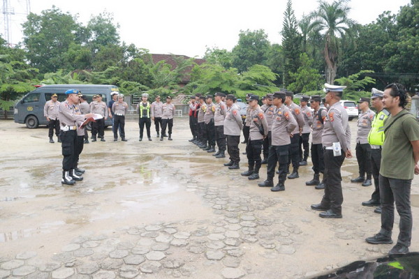Hujan.."Polres Tulang Bawang Barat  tetap Amankan Kampanye Relawan Prabowo Gibran Di Lapangan Pulung Kencana