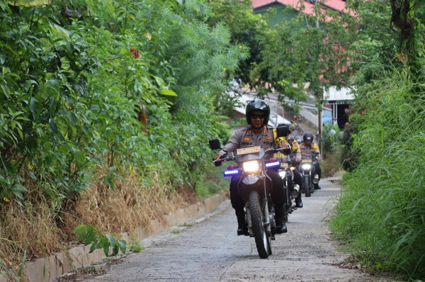 Pastikan Kesiapan Pemilu di TPS Terjauh Dan Sulit Dijangkau, Kapolresta Bandar Lampung Gunakan Sepeda Motor Lewati Medan Perbukitan