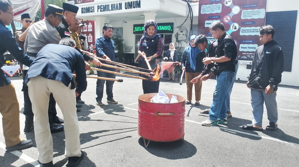 Jaga Transparansi Pemilu, KPU Bandarlampung Musnahkan 320 Surat Suara Rusak