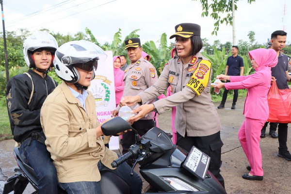 Jelang Buka Puasa, Kapolres Pesawaran Bagikan Takjil Kepada Pengendara Hari ke-empat Puasa