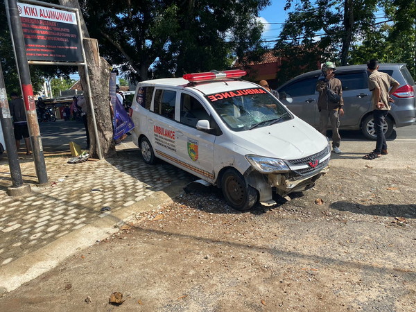 Ambulans dan Sepeda Motor Terlibat Kecelakaan di Jalinbar Pringsewu