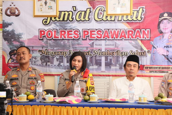 Kapolres Pesawaran Gelar Kegiatan "Jum’at Curhat" di Balai Desa Padang Manis