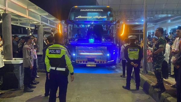Polres Pesisir Barat Laksanakan Pengamanan dan Pengawalan Pelepasan Jamaah Calon Haji Tahun 2024