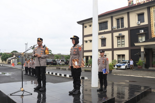 Kapolres Metro Berikan Penghargaan Kepada Iptu Lisma Yang Meraih Juara Pertama Ajang Kemala Run 2024