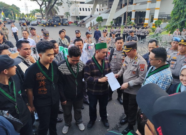 Polresta Bandar Lampung Kawal Aksi Unjuk Rasa HMI di Depan Kantor DPRD Provinsi Lampung