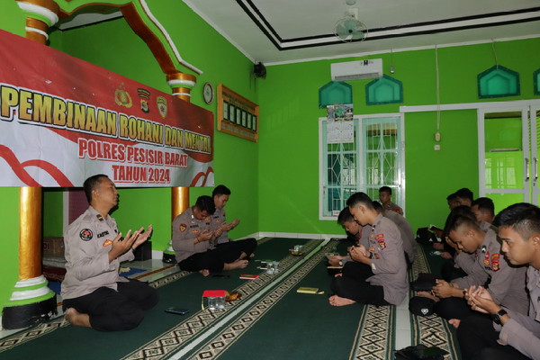 Laksanakan Binrohtal Untuk Menciptakan Karakter Anggota Polres Pesisir Barat Yang Lebih Humanis.