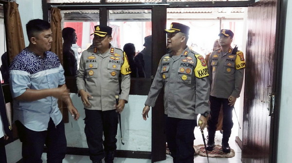 Sambut Hari Bhayangkara ke 78, Anak Almarhum Sertu M. Azahri Terharu Terima Kunci Rumah Layak Huni Dari Kapolres Lampung Tengah