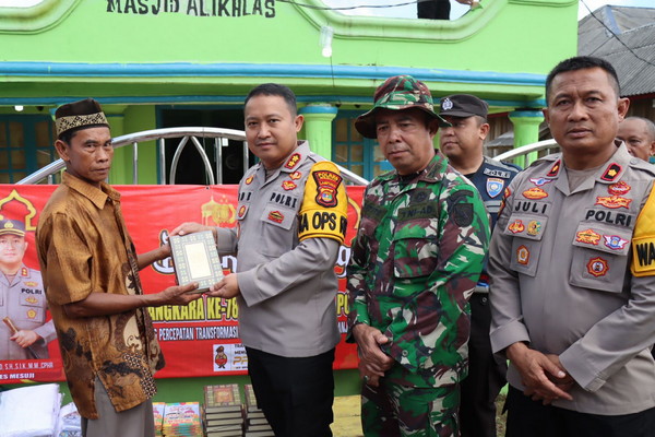 Kapolres Beserta Personil Polres Mesuji Bersama TNI Dan Masyarakat Melaksanakan Bhakti Sosial Serta Bhakti Religi