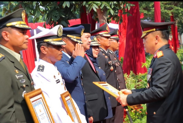 Hari Bhayangkara ke-78, Kapolda Lampung Sematkan Penghargaan Personel TNI/Polri Berprestasi