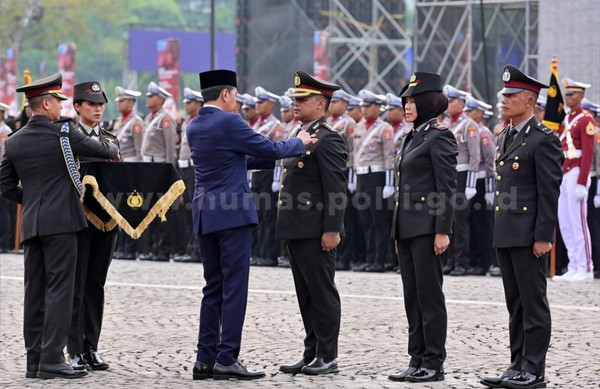 Presiden Jokowi Anugerahkan Bintang Bhayangkara Nararya kepada Tiga Anggota Polri