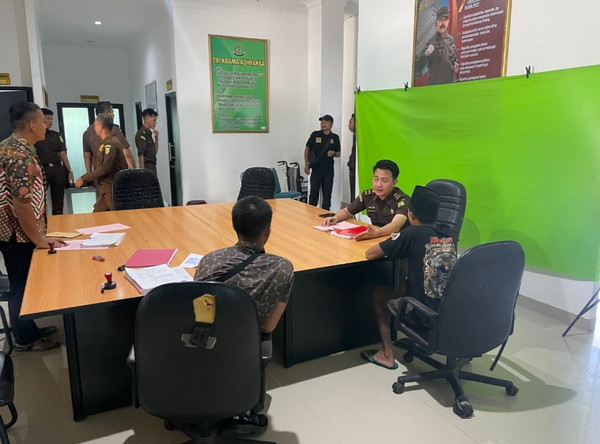 Berkas Perkara Lengkap, Pelaku Persetubuhan Terhadap Anak Dibawah Umur Di Limpahkan Ke Kejaksaan