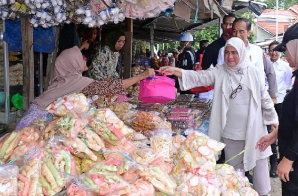 Jokowi-Iriana Borong Cabai hingga Jeruk di Pasar Cekkeng