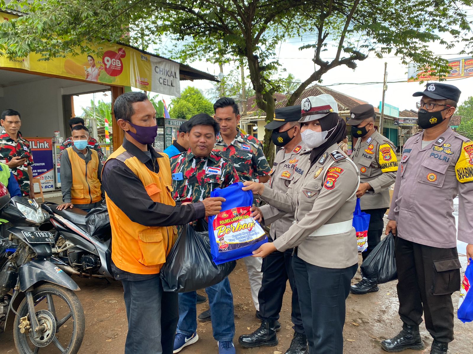 Polres Lamtim, Mahasiswa dan Masyarakat Bagikan Ratusan Paket Sembako