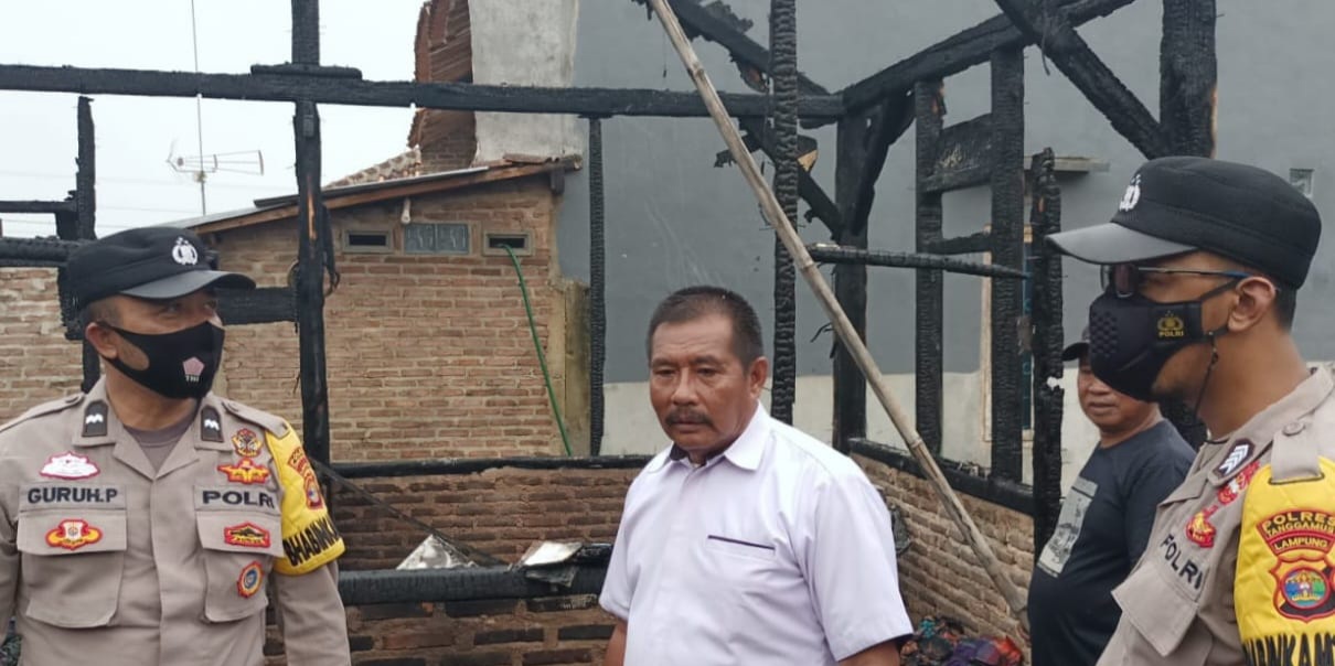 Polsek Talang Padang Identifikasi Kebakaran Rumah di Pekon Sukamerindu
