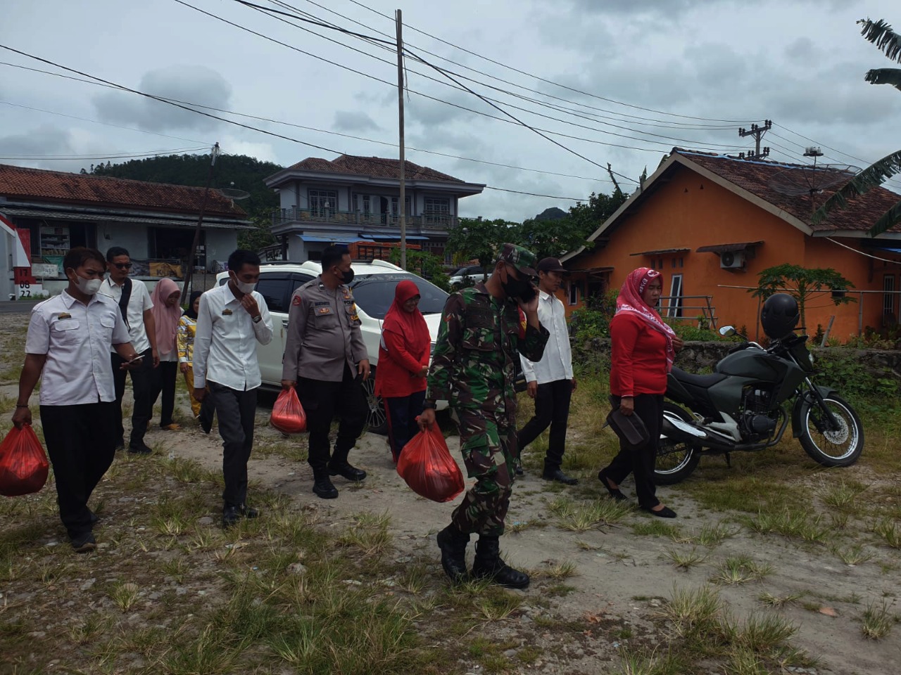 Bhabinkamtibmas Desa Bakauheni Aipda Hartanto, bersinergi bantu warga kurang mampu.