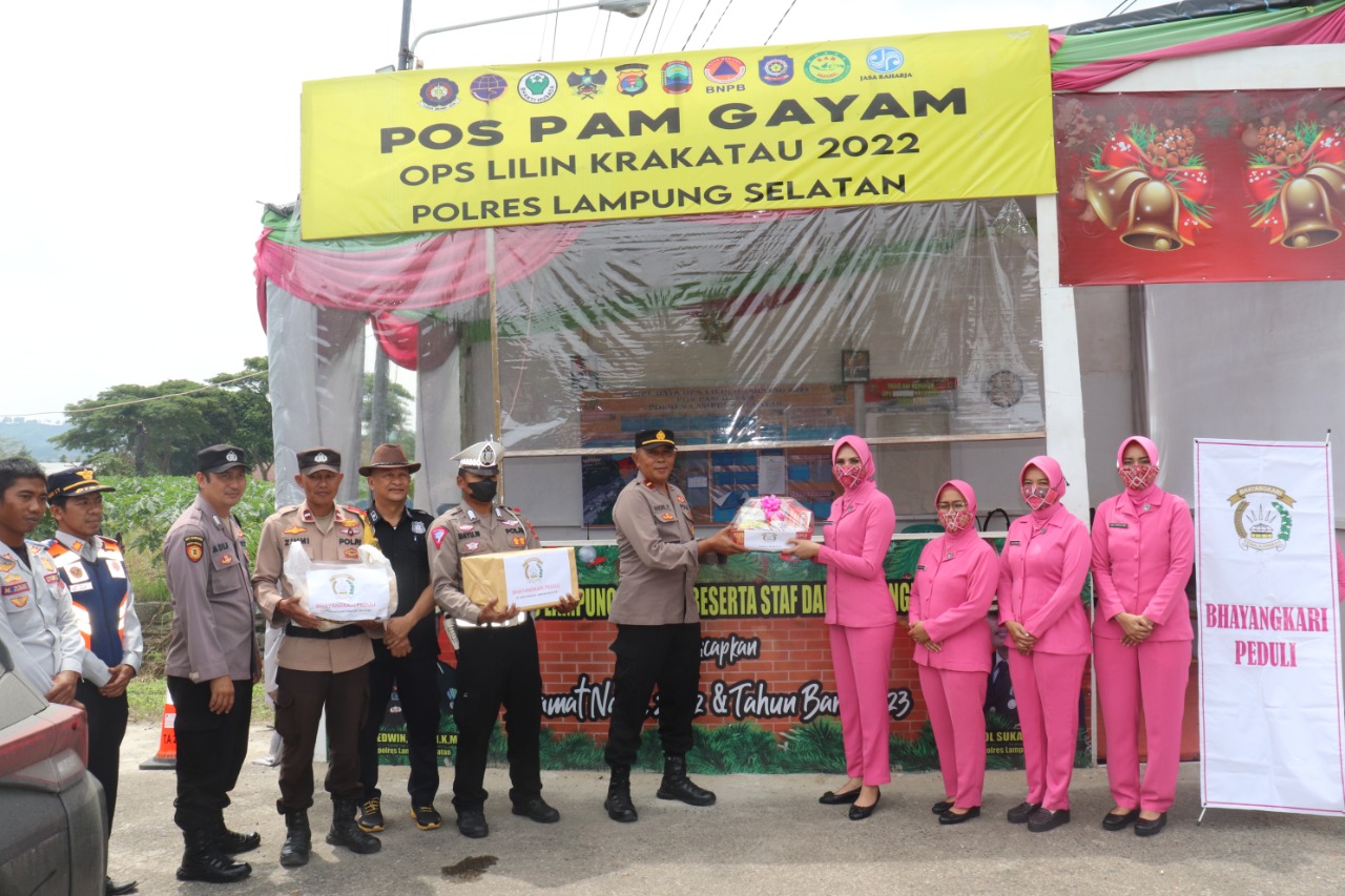 Ketua Bhayangkari Cabang Lampung Selatan Memberikam Tali Asih Kepada Petugas Pos Pengamanan Nataru