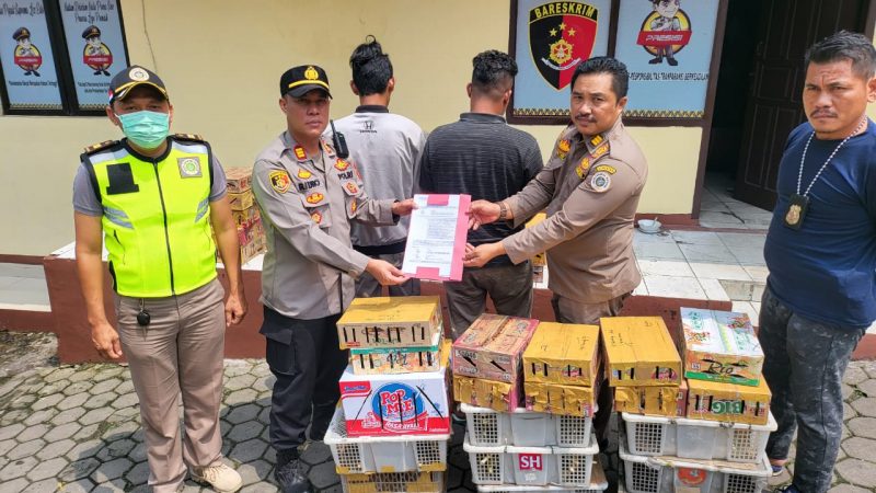 Kepala KSKP Bakauheni Serahkan Barang Bukti Ratusan Burung kepada BKSDA Lampung