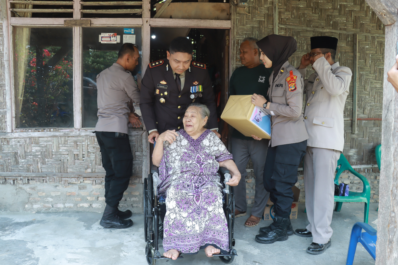 Tangis bahagia Nenek Ci Kukun terima kursi roda di Hari Sumpah pemuda