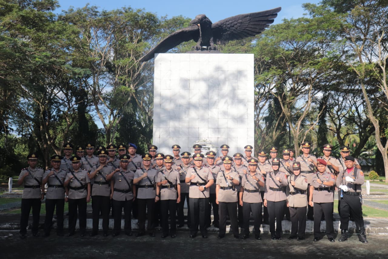Menyambut Hari Bhayangkara ke-78, Polres Lamsel laksanakan Ziarah dan Tabur Bunga di TMP Kusuma Bangsa