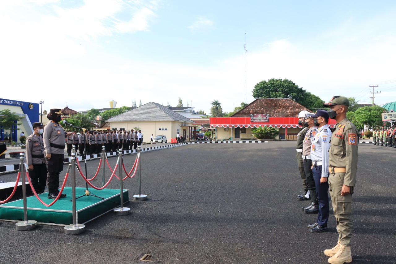 Kapolres Metro memimpin apel gelar pasukan Operasi Zebra Krakatau 2022