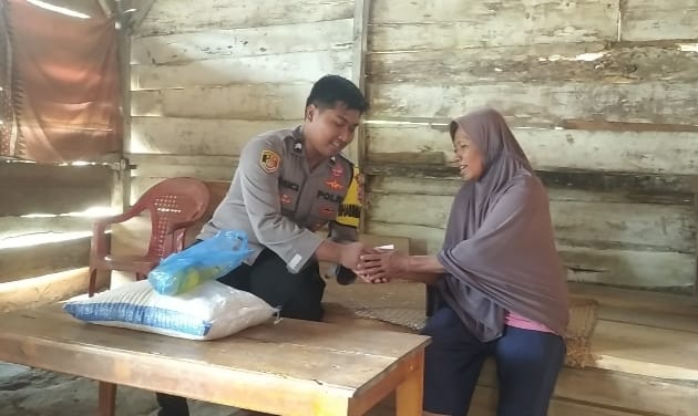 Dikenal Sebagai Polisi Baik, Briptu Panca Sisihkan Rejeki Bantu Warga