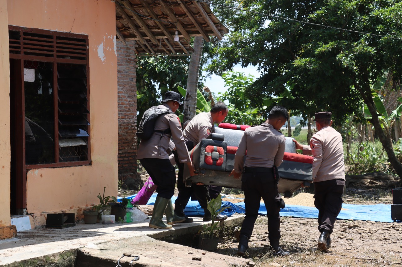 Pasca Banjir di Candipuro, Polres Lampung Selatan Bersihkan Rumah Warga Terdampak Banjir