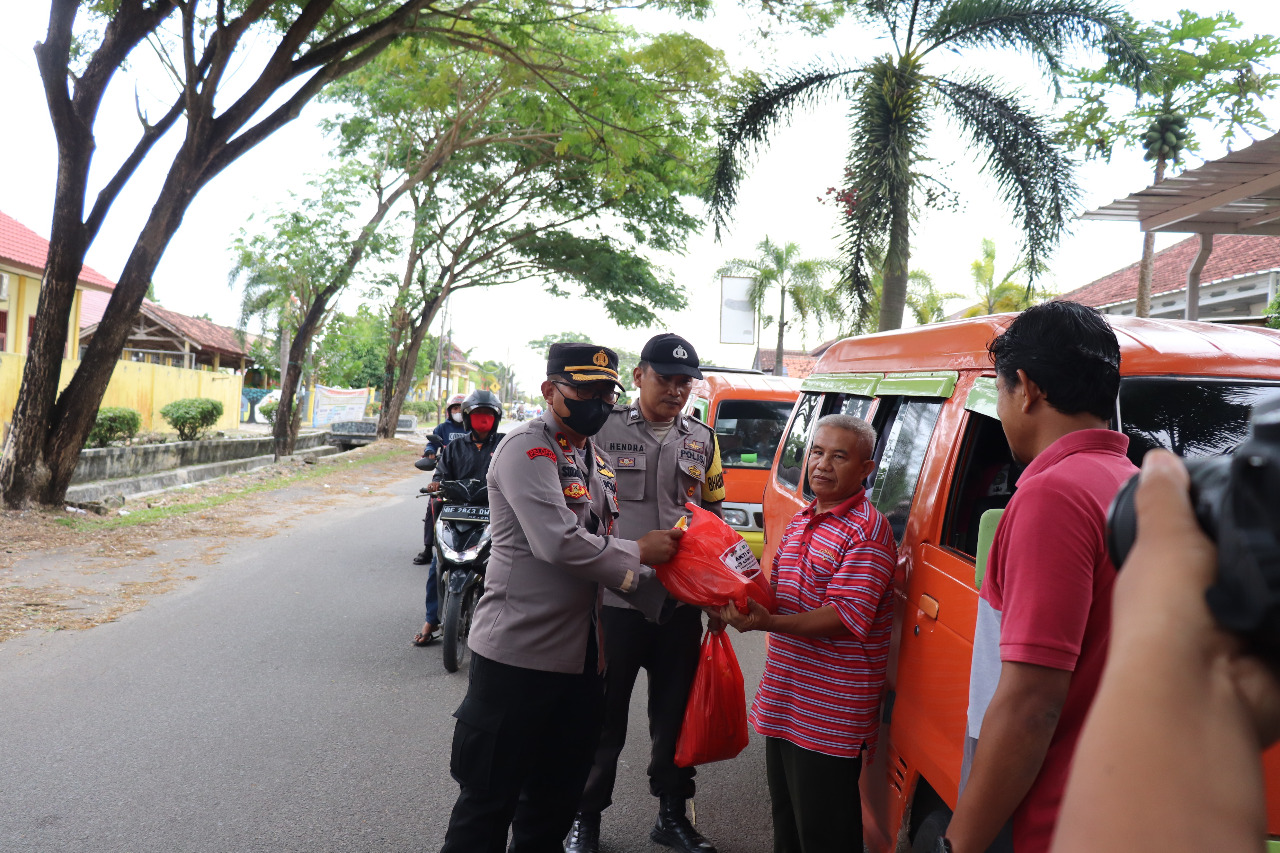 BBM Naik, Polres Lampung Selatan Bagikan Sembako Untuk Warga