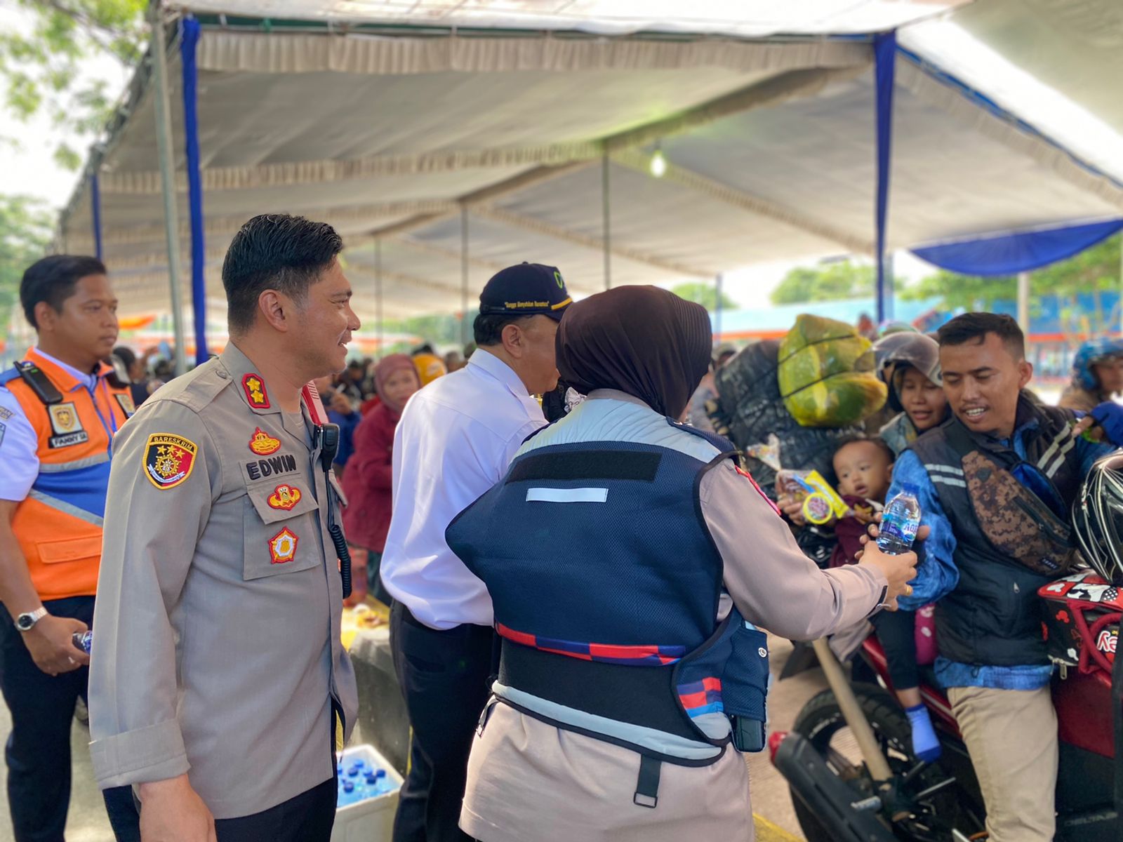 Mudik Cuaca Panas, Polisi dan Pemangku Kepentingan bagikan air mineral di Bakauheni.