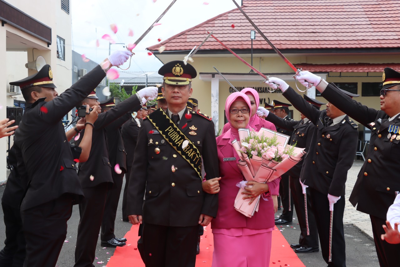 Kapolres Lampung Selatan AKBP Edwin lepas purna tugas Kompol Parhan.