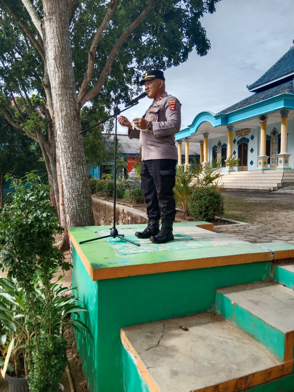 Kapolsek Sidomulyo Polda Lampung Teteskan air mata saat ucapkan selamat hari Guru