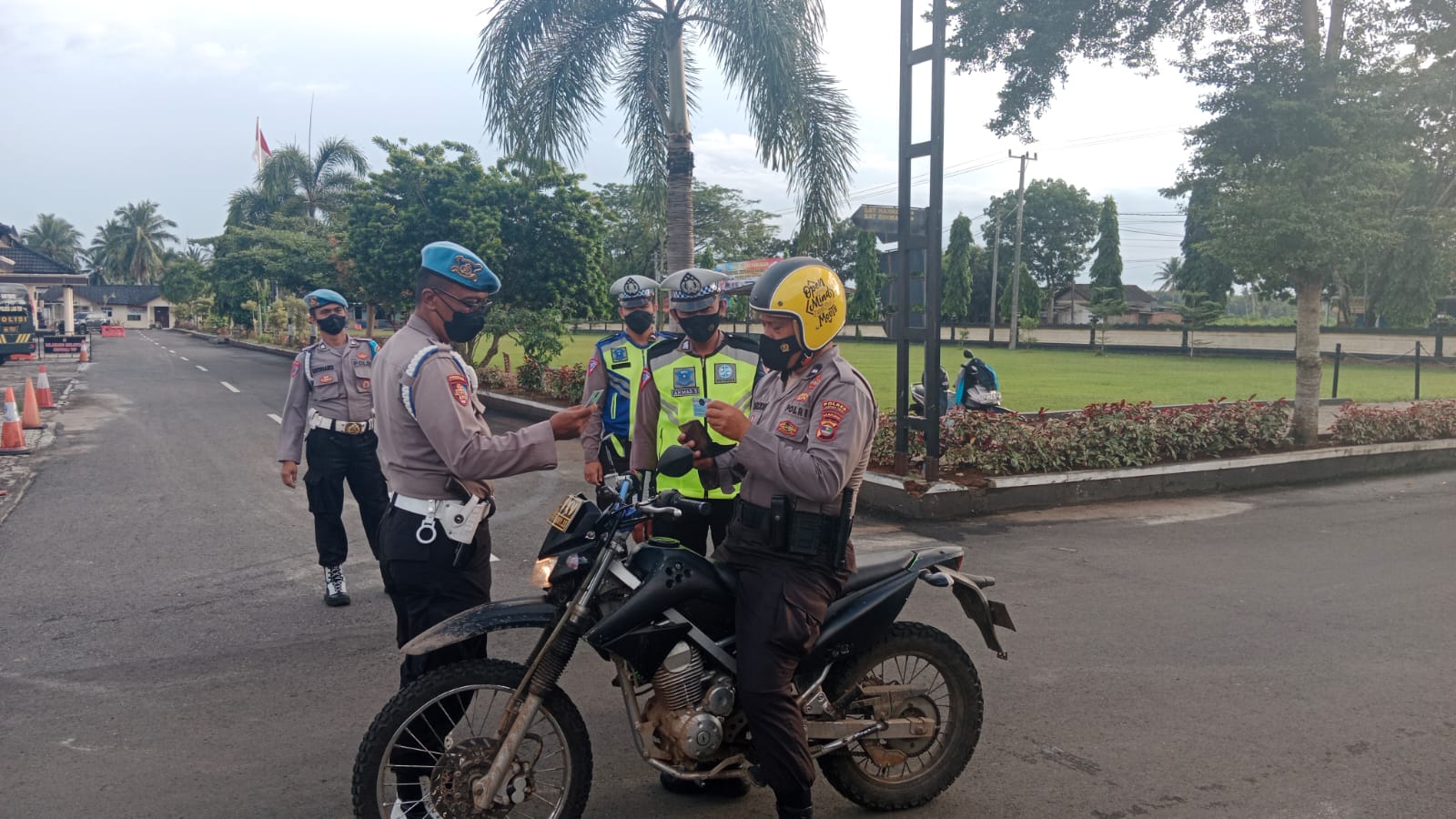 Operasi Zebra Krakatau 2022, Si Propam Polres Lampung Timur Razia Kelengkapan Berkendara Personil