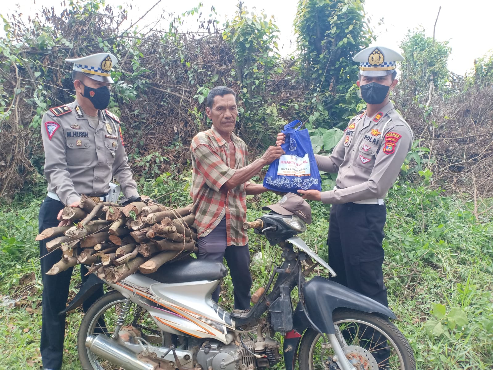 Sambut HUT Lalu Lintas ke 67, Satlantas Polres Lamtim Berikan Bansos
