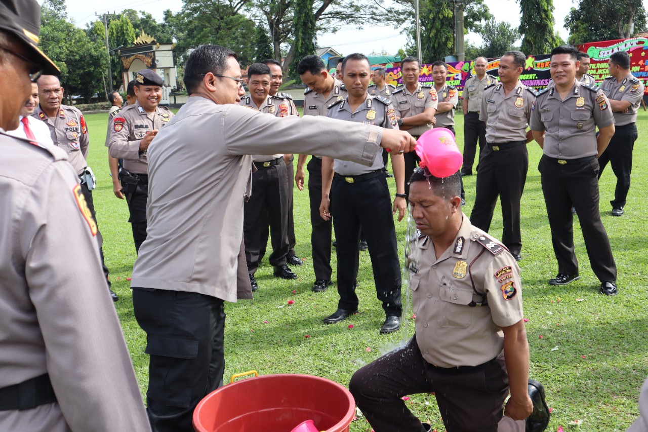 Kapolres Lampung Timur Pimpin Kenaikan Pangkat Personel
