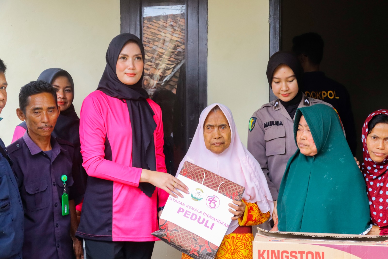 Pengurus Kemala Bhayangkari Kunjungi, M. Fandi Haufanhaza penderita radang selaput otak warga Sukaraja Rajabasa Lamsel.