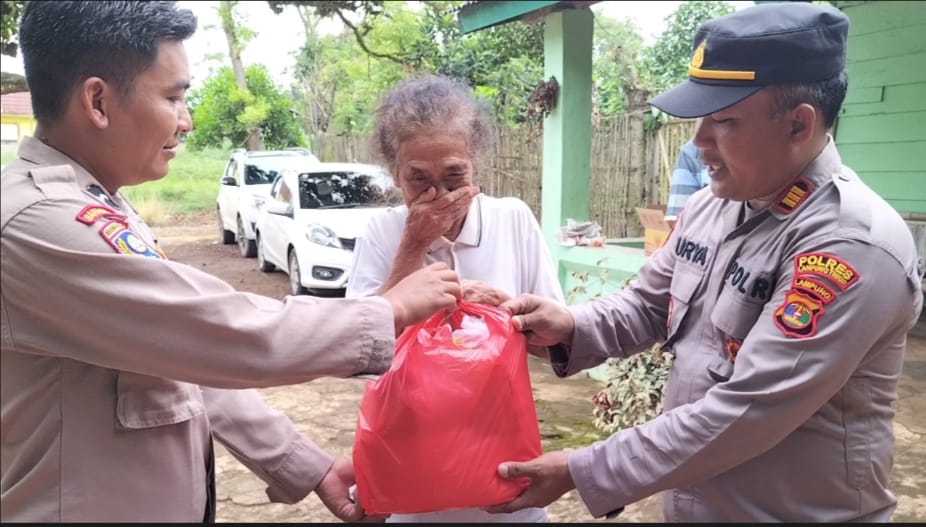 Maulid Nabi, Polres Lampung Timur Bagikan Bantuan Ke Warga