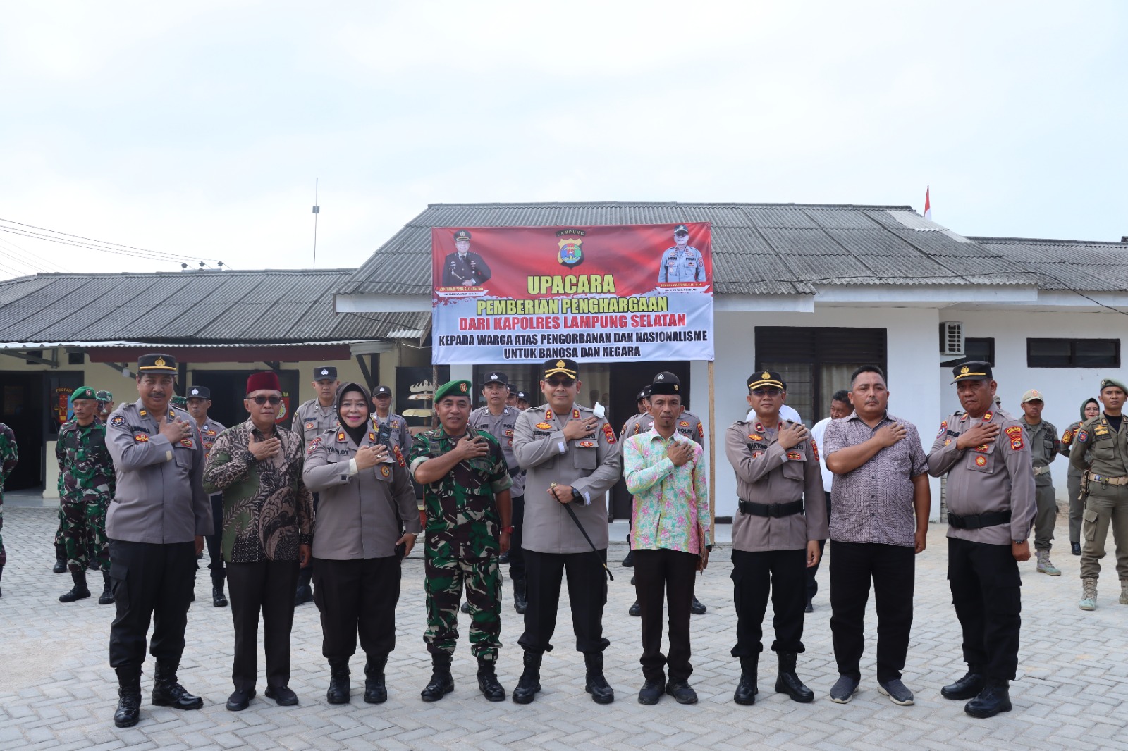 Aksi Patriot  Guru Honorer Nehru, mendapat perhatian dan  penghargaan dari Kapolres Lampung Selatan