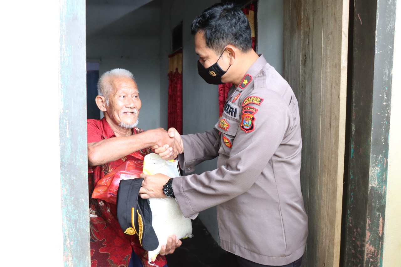 Polres Lamtim Bagikan Puluhan  Paket Sembako Ke Masyarakat Terdampak Langsung Kenaikan Harga BBM