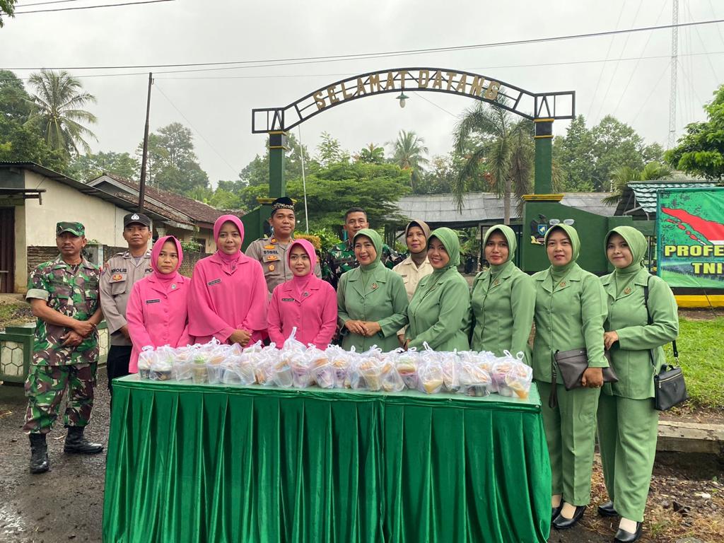 Sinergitas TNI-POLRI Dibulan Ramadhan Bagikan Takjil Untuk Masyarakat
