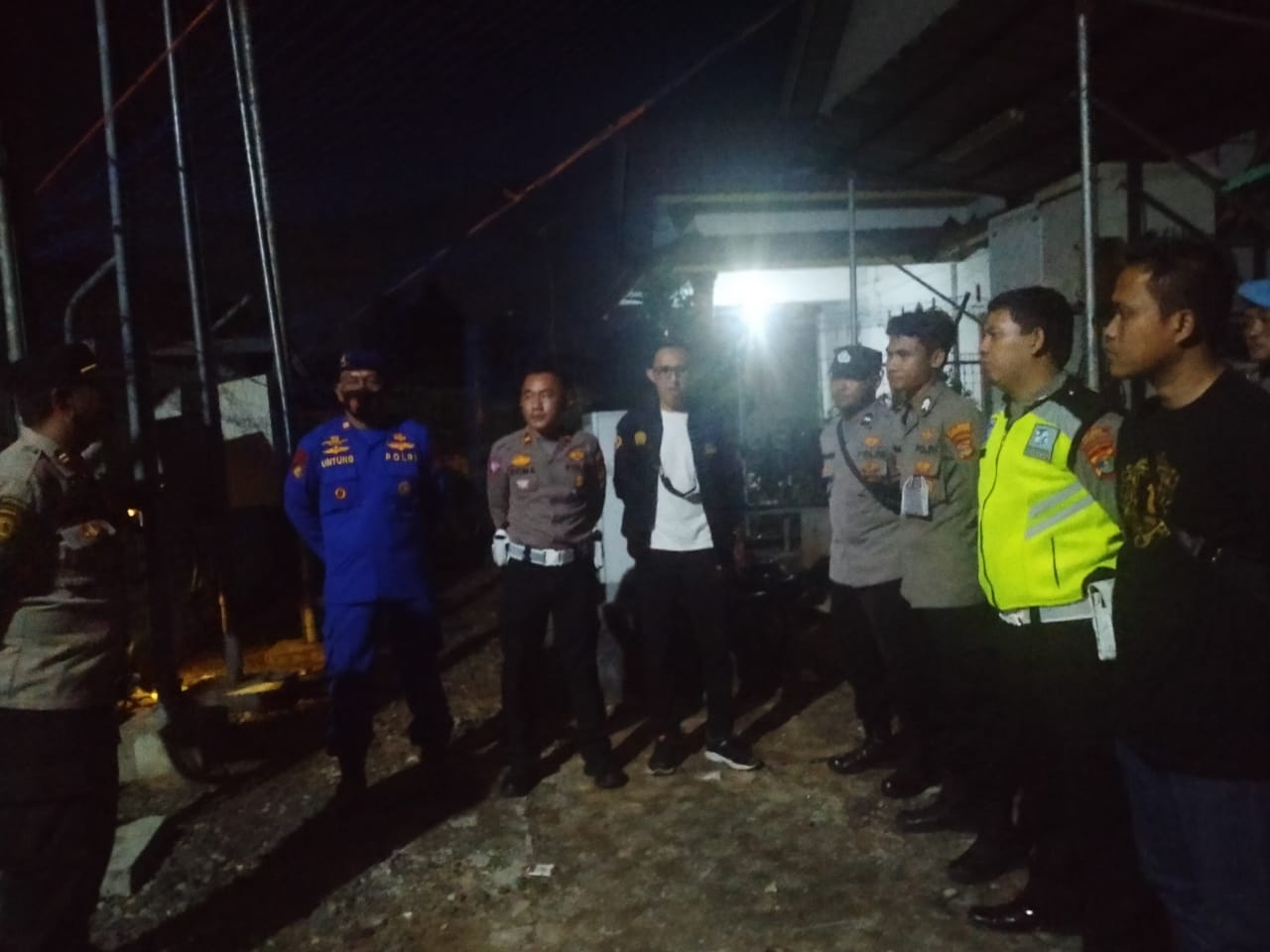 Nekat Panjat Tower, Seorang Wanita Dievakuasi Polri Bersama Warga