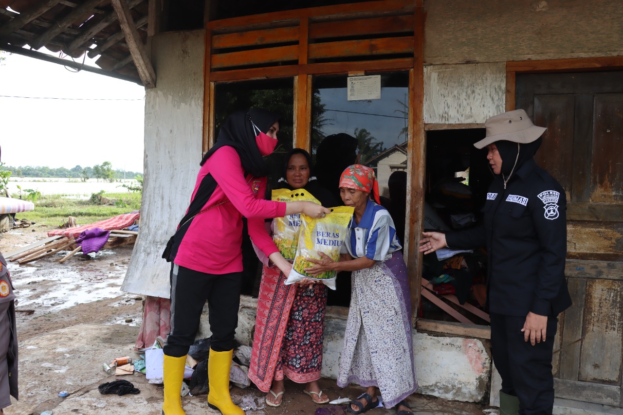 Bhayangkari Polres Lampung Selatan Peduli Korban Banjir Candipuro