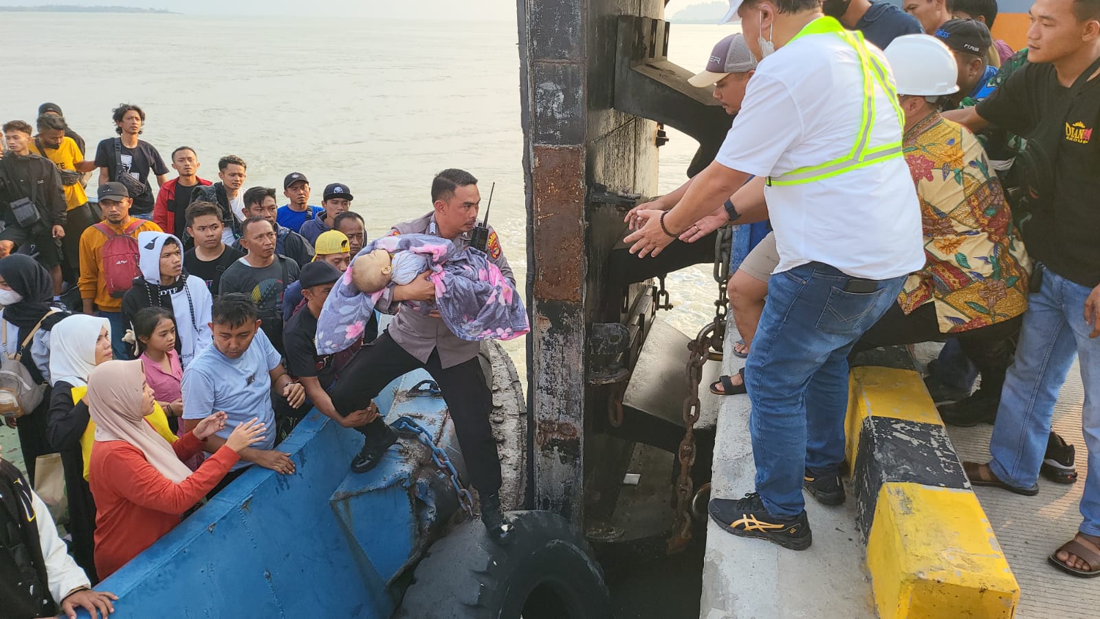 Polisi Bantu Evakuasi Kejadian Kebakaran KMP Tranship 1 di Pelabuhan Bakauheni