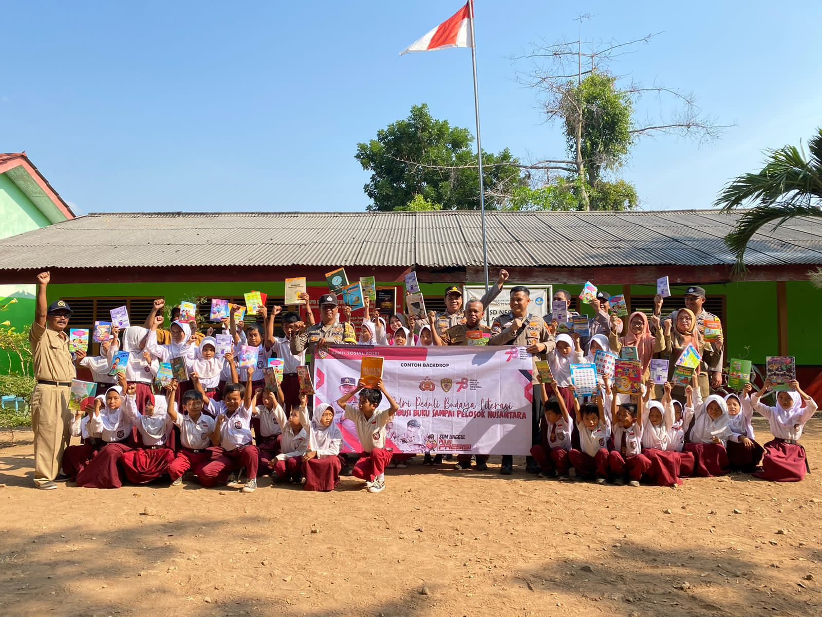 Peduli Budaya Literasi, Bhabinkamtibmas Polsek Penengahan sambangi anak Pulau